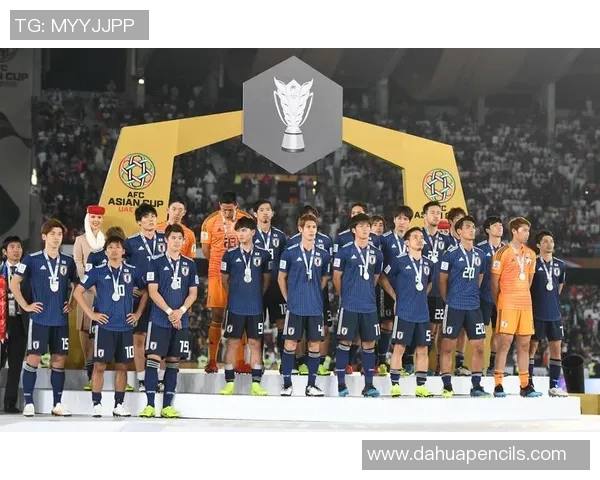 日本足球球星的风采与成就盘点：从武藤嘉纪到香川真司的足球之路